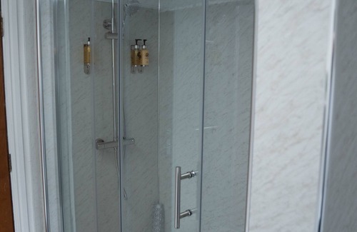 Keswick Apartment | Spacious Keswick Centre 3 Bedroom 2 Bathroom Apartment