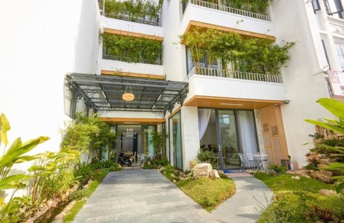 Da Nang City Centre House | Spacious King Room with Garden View in the lovely center of Đà Nẵng