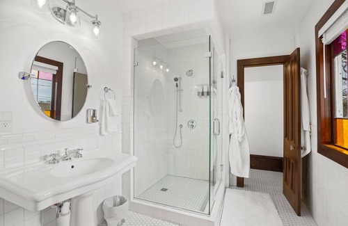 Winston - Salem Bed & Breakfast | Spacious King Suite in Boutique Inn