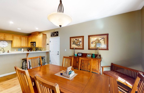 Bass Lake House | Spacious lake view townhouse near Yosemite w/hot tub & pool access, AC, & WiFi