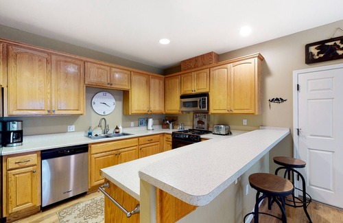 Bass Lake House | Spacious lake view townhouse near Yosemite w/hot tub & pool access, AC, & WiFi