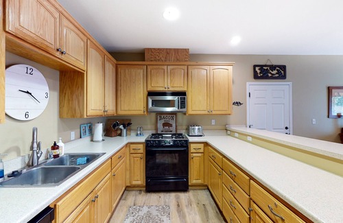 Bass Lake House | Spacious lake view townhouse near Yosemite w/hot tub & pool access, AC, & WiFi