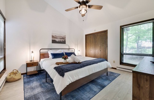 Gouldsboro Cabin | Spacious Lakefront 4 bedroom, 2 bath Mountain Retreat with Private Beach, Kayaks