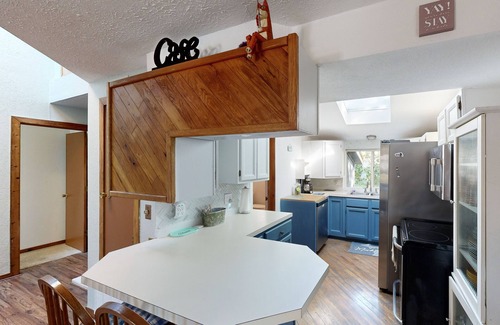 Farwell House | Spacious lakefront house with private dock, wifi + kayaks
