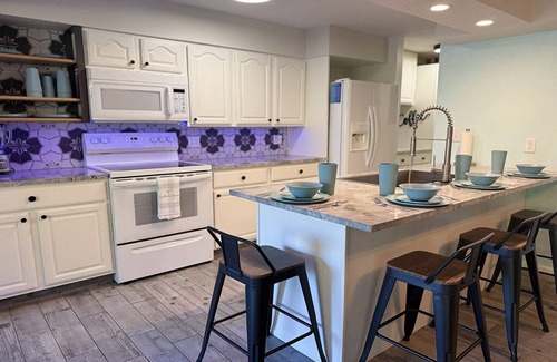 Camdenton House | Spacious Lakefront Retreat – Sleeps 14, Private Dock,nPrime Location