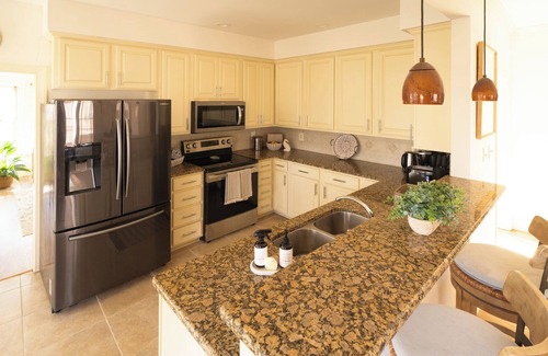 Charlotte House | Spacious Lakeside Relocation Base