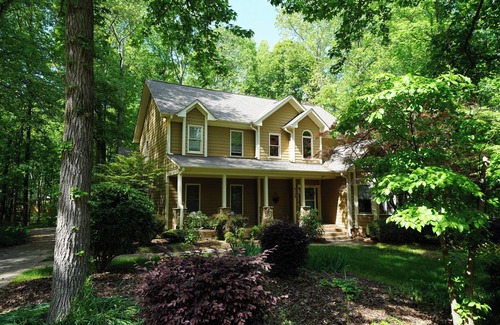 Charlotte House | Spacious Lakeside Relocation Base