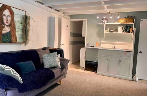 Raglan House | Spacious large sun drenched house, with Sea & bush views, 20 mins walk to town.