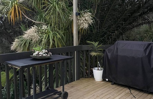 Raglan House | Spacious large sun drenched house, with Sea & bush views, 20 mins walk to town.