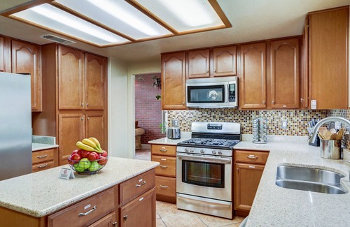 North Las Vegas House | Spacious, Large Pool, Hot Tub, Oasis -close to SPEEDWAY, STRIP, AIRPORT