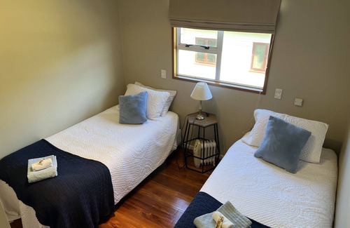 Kekerengu Cabin | Spacious Lodge ,Seaviews,2 minutes from beach.