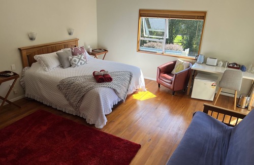 Kekerengu Cabin | Spacious Lodge ,Seaviews,2 minutes from beach.