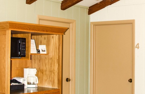 Tulsa Cabin | Spacious lodge with 4 bedrooms and WiFi, AC in welcoming Tulsa