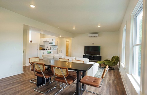 Kansas City House | Spacious loft sleeps 8 in downtown KC with WiFi, AC, Laundry, High Walkability