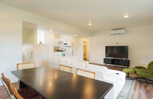 Kansas City House | Spacious loft sleeps 8 in downtown KC with WiFi, AC, Laundry, High Walkability
