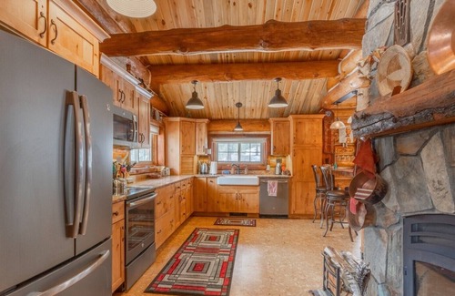 Custer Cabin | Spacious Log Cabin close to Custer State Park