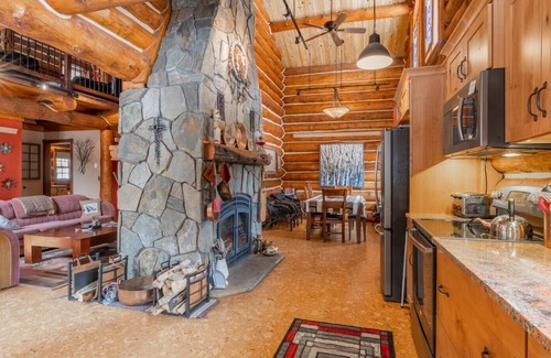Custer Cabin | Spacious Log Cabin close to Custer State Park