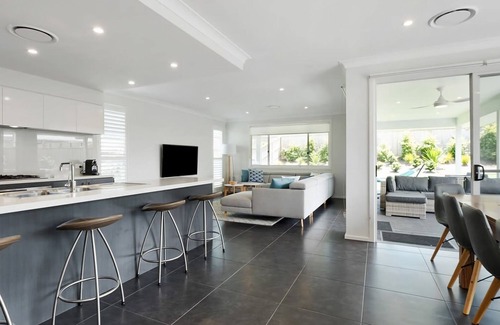 Catherine Hill Bay Apartment | Spacious Luxurious Beach Home