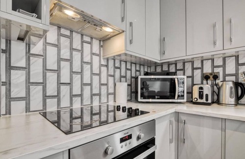 Southfields Apartment | Spacious Luxurious 2BR 2BA