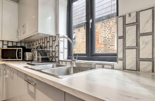 Southfields Apartment | Spacious Luxurious 2BR 2BA