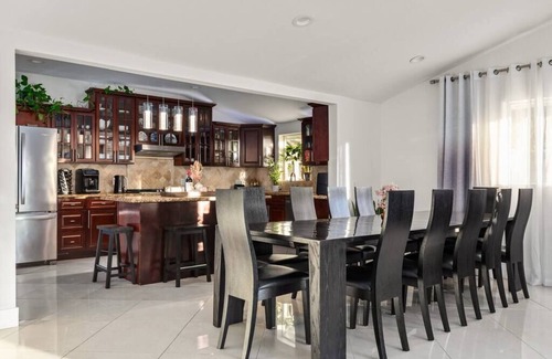 Woodland Hills House | Spacious Luxury 4 bdr, Pool, Hot Tub, Sauna, Patio