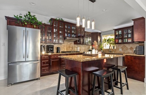 Woodland Hills House | Spacious Luxury 4 bdr, Pool, Hot Tub, Sauna, Patio