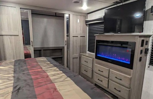 New Market House | Spacious Luxury 5th Wheel for 2