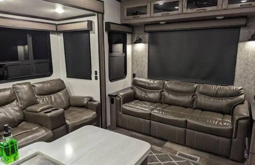 New Market House | Spacious Luxury 5th Wheel for 2