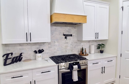 Kenner - Louis Armstrong International Airport House | Spacious Luxury Home - 10 Mins to New Orleans
