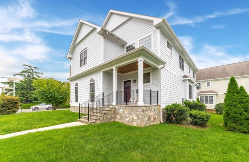 Aurora Highlands House | Spacious Luxury Home in the Heart of it ALL: 5 Bedroom, 5.5 bathrooms