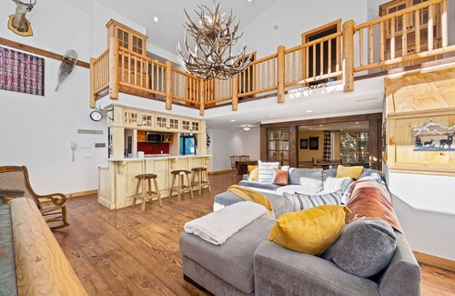 Wrightwood House | Spacious, Luxury, Picturesque "Mountain High Manor"- Ski Resort Town!