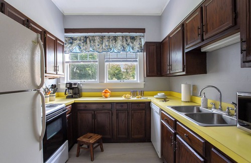 Redstar House | Spacious Manor at New River Gorge and Outdoor Activities - Skiing, Golf, Hiking