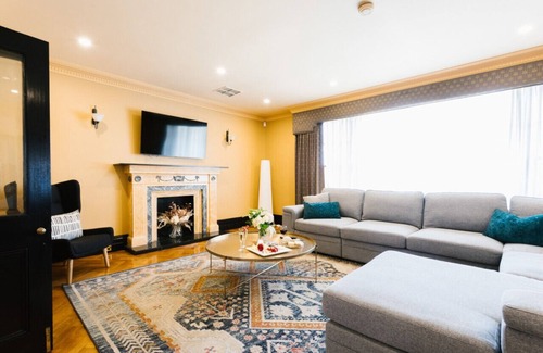 Lockleys House | Spacious Mansion Retreat: Enjoy the Beach & City