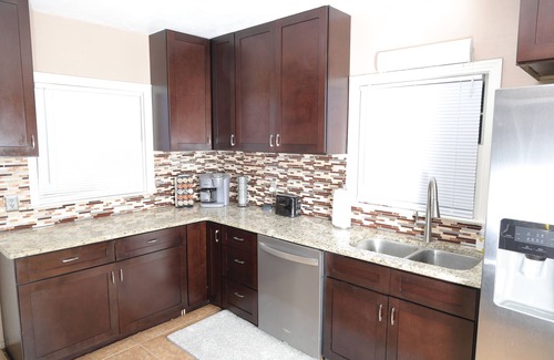 Tallahassee House | Spacious Mid-Cent Home, Close to FSU/Stadium, FAMU, TCC, Capitol and Hospitals
