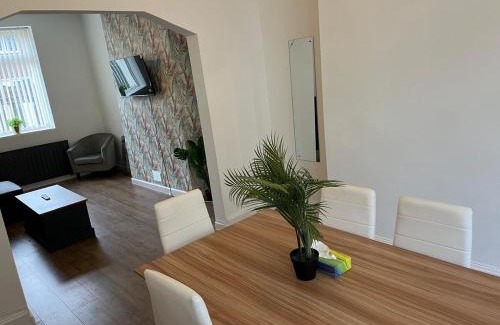 Anfield House | Spacious, Modern 3BR House, LFC, Free Parking