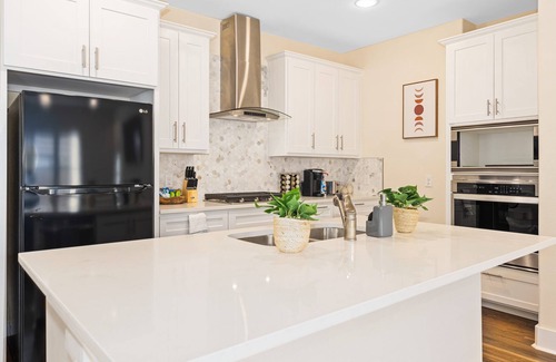 West Dallas House | Spacious Modern Chic 5BR Home in Dallas - 9 Beds!