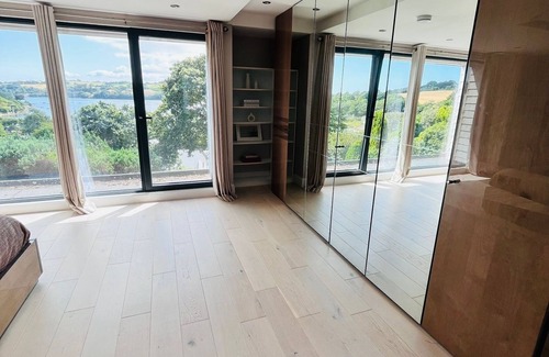 Mylor Churchtown House | Spacious Modern Creek View House