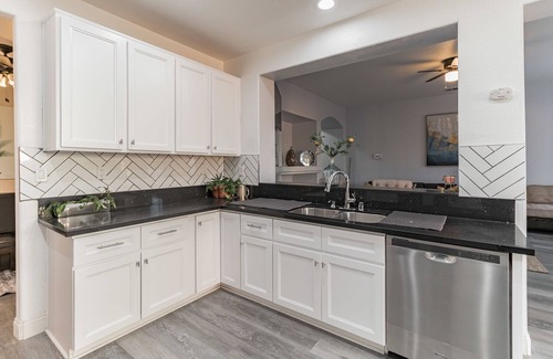 Palmdale House | Spacious Modern Getaway For You