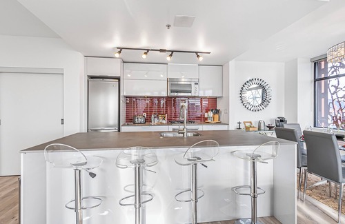 Gastown Condo | Spacious Modern High-Rise with Ocean & City Views