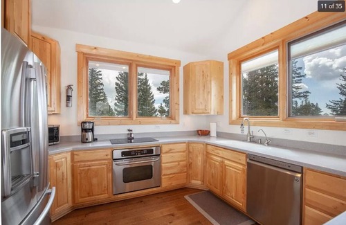 Alma House | Spacious Modern home with Gorgeous Scenic views!