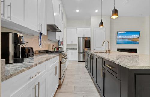 Wedgefield House | Spacious Modern Master Room in Orlando