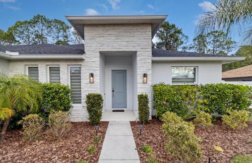 Wedgefield House | Spacious Modern Master Room in Orlando