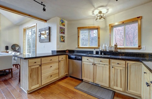 Alyeska House | Spacious Modern Mountain Luxury Living with Hot Tub and Garage