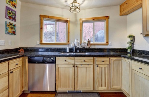 Alyeska House | Spacious Modern Mountain Luxury Living with Hot Tub and Garage