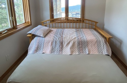 Golden House | Spacious Mountain Basement Apt with Views & Access to Hike, Ski, & Red Rocks!