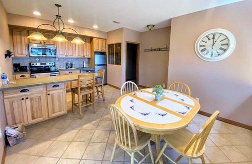 Golden House | Spacious Mountain Basement Apt with Views & Access to Hike, Ski, & Red Rocks!