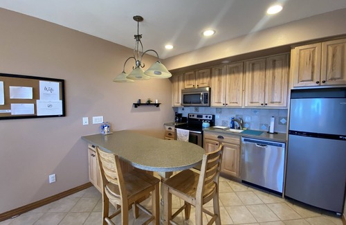 Golden House | Spacious Mountain Basement Apt with Views & Access to Hike, Ski, & Red Rocks!