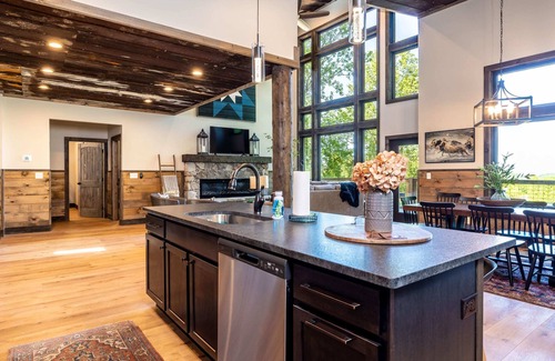 Gatlinburg - Pigeon Forge House | Spacious Mountain Chalet with Private Pool