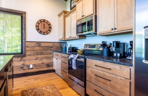 Gatlinburg - Pigeon Forge House | Spacious Mountain Chalet with Private Pool