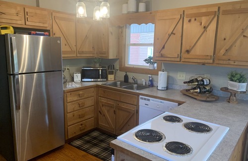 Helen Cabin | Spacious mountain home in Helen Georgia! Innsbruck community HOT TUB! FIRE PIT!